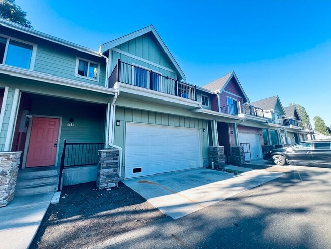 Building Photo - Almost new 3 bedroom, 3 bath Townhome