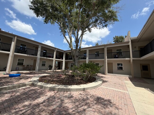 Building Photo - Neighbors of Lakeland Unit 6