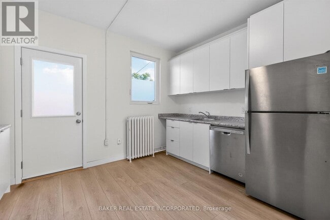 Photo - 922 Queen St E