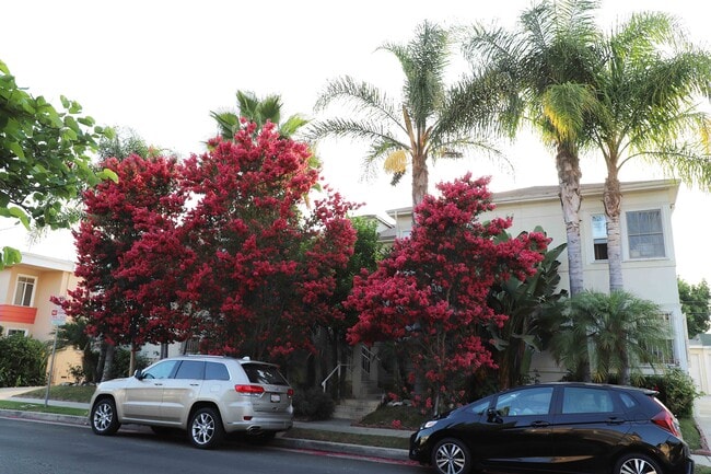 Building Photo - 831 Alandele Ave Unit 831