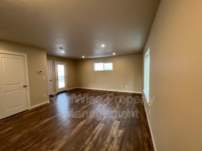 Photo - 661 NE Brookstone Dr