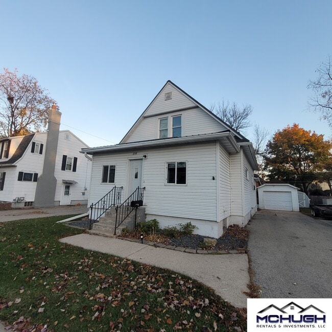 Building Photo - 215 W Quincy St Rental