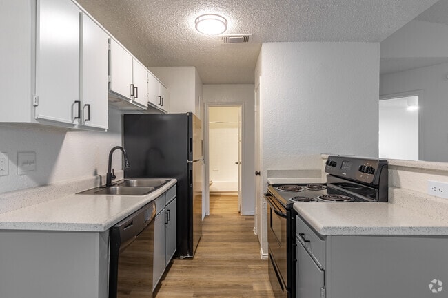 1BR, 1BA - 627SF - Kitchen - Eagle Creek Landing Apartments