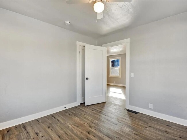 Photo - 367 College St