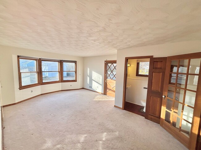 Photo - Spacious 3bd House | Driveway | Sunroom