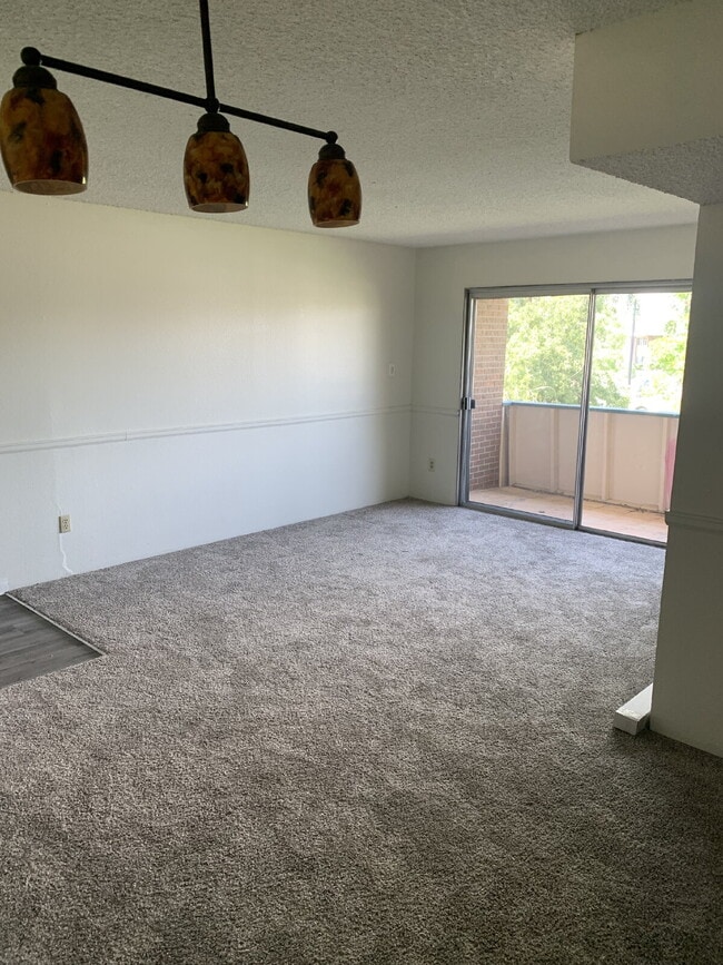 Building Photo - "Spacious 2BR/2BA Condo in North Boulder –... Unit 206