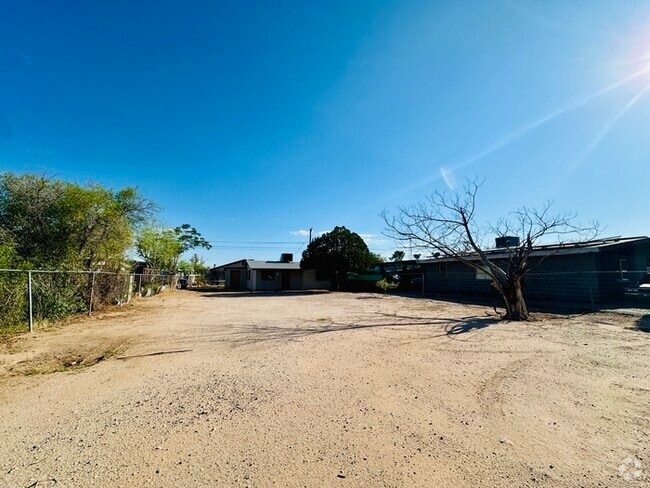 Building Photo - House with Gigantic Yard/Land! Spacious La...