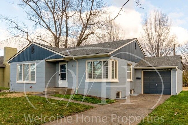 Building Photo - 24 NE Ash Ave Unit 24 Ash Ave A