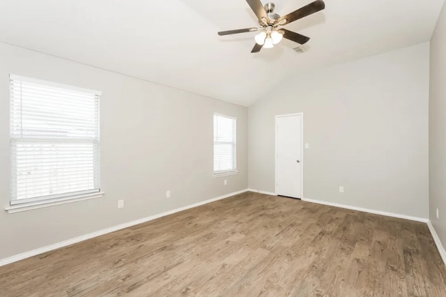 Photo - 405 Heritage Dr