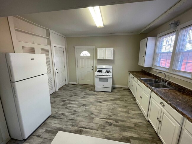 Photo - 1467 Division St