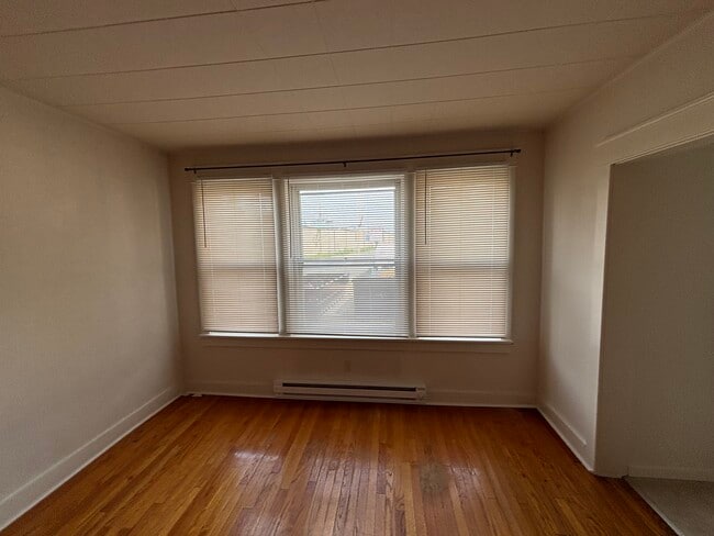 Building Photo - 107 Montrose Ave Unit Apt A