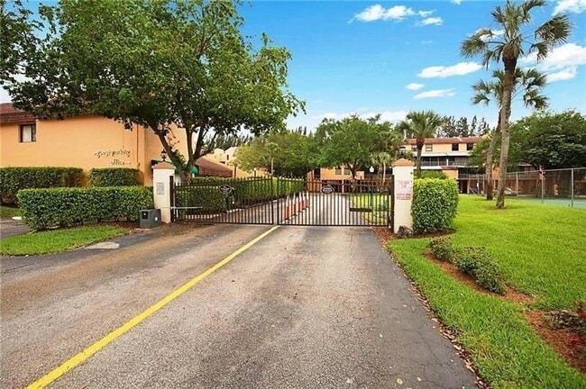 Building Photo - 430 Commodore Dr Unit 210