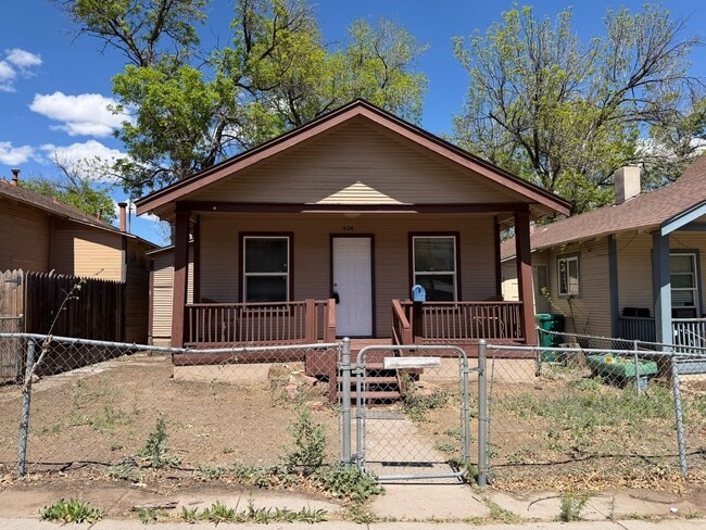 Building Photo - Escape Apartment Life! Downtown Cottage with yard!