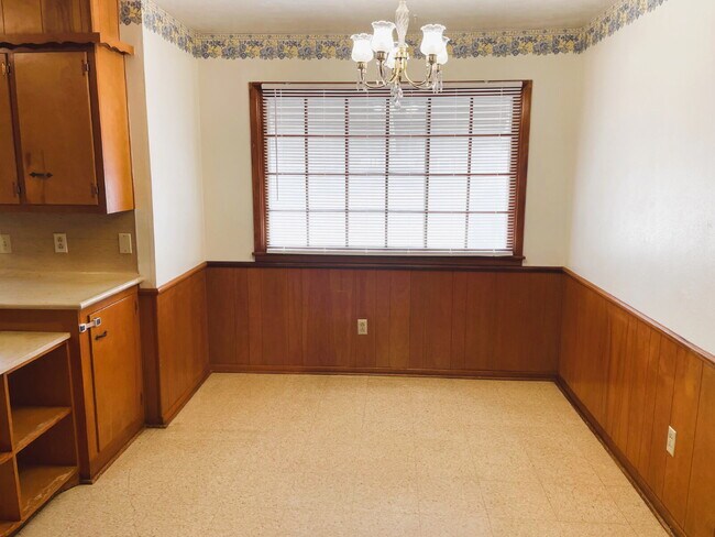 Photo - Adorable Three Bedroom Home With Sunroom Near Clapp Park!