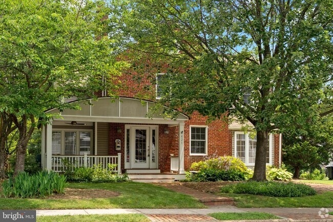 Building Photo - 621 S Taylor St Rental