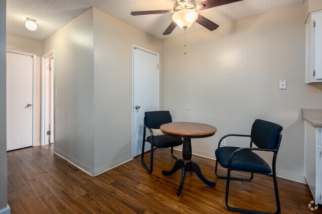 1BR, 1BA - 675SF - Dining Room - River's Edge Apartments