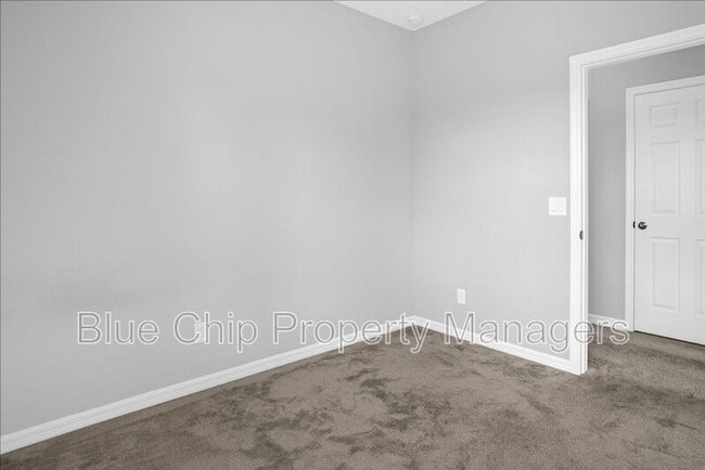 Photo - 6785 Tussilago Way