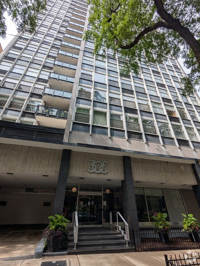 Building Photo - 30 E Elm St Unit 4E Rental