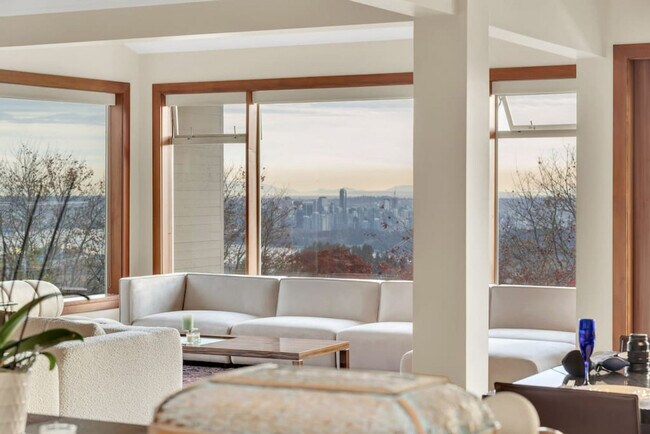 Photo - 1035 King Georges Way Unit ID1051774P