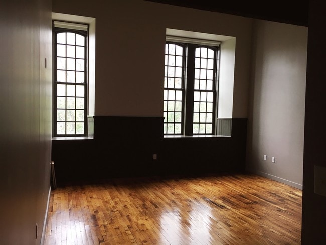 Studio Loft + Den - Mill No. 1 Apartments