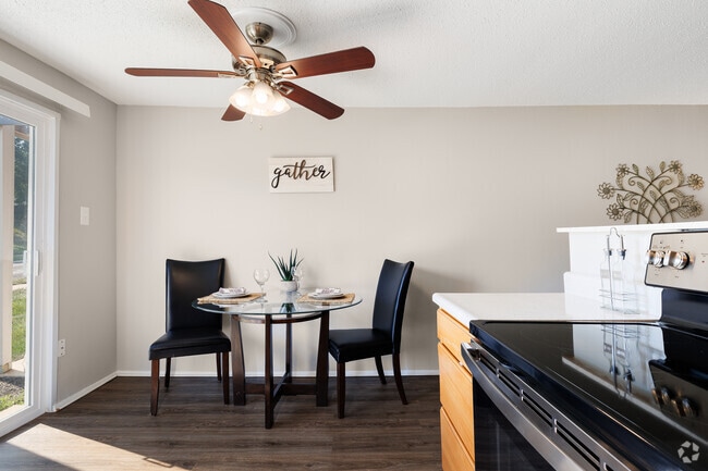 2BR, 2BA - 875SF - Dining room