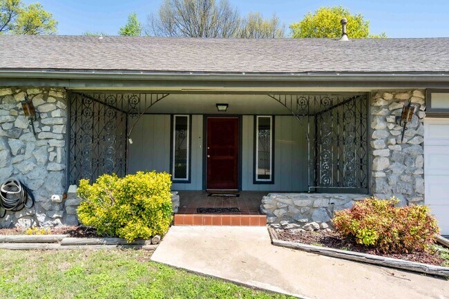 Photo - 3 Bed / 2 Bath in South Tulsa!