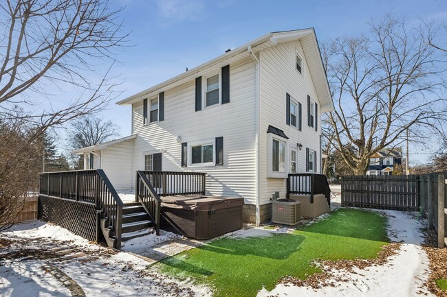 Photo - 713 Warrenville Rd