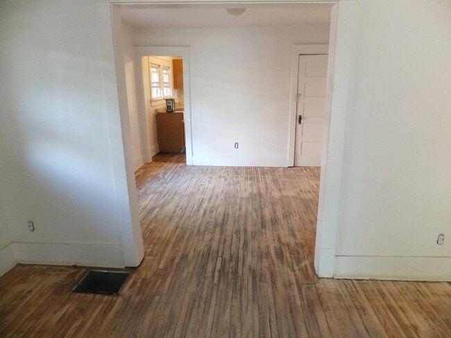 Comedor - 1505 Bouchelle Ave