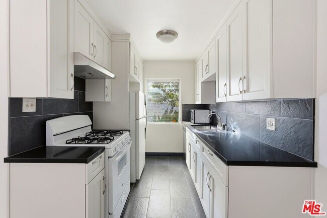 Photo - 1475 S Wooster St