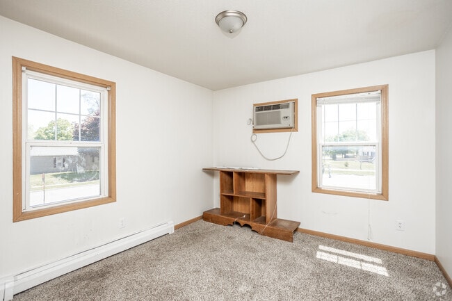 2BR, 1BA - 850 SF
