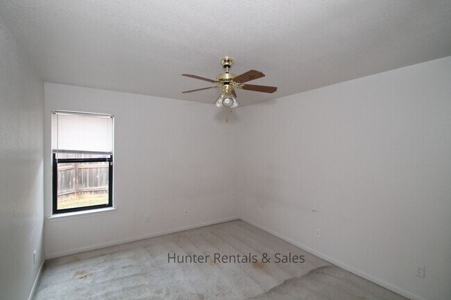 Building Photo - Low Traffic Circle!