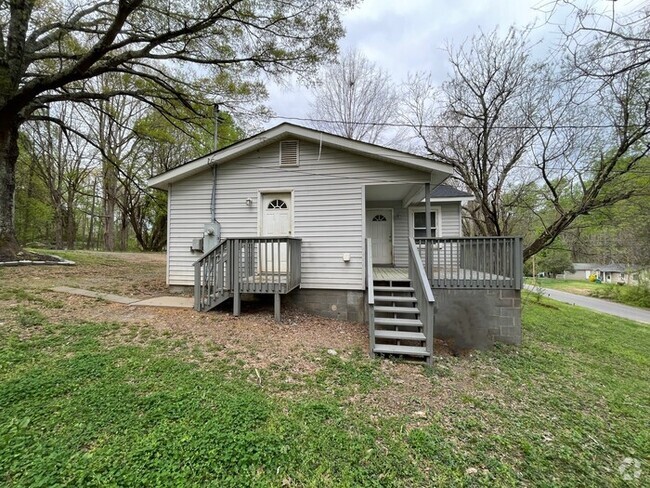 Building Photo - 3 bedroom 1 bathroom remodeled house avail...