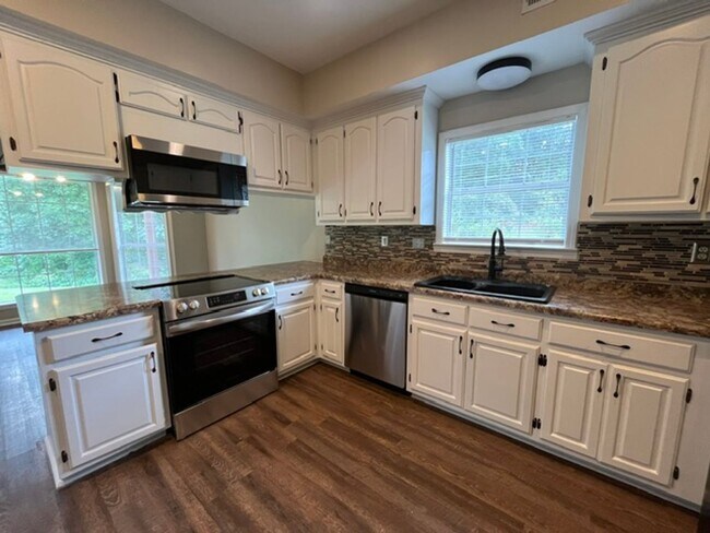Photo - Renovated 4 Bedroom 3.5 Home for Rent!