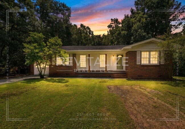 Building Photo - Beautifully Renovated 3-Bedroom Home with Garage & Spacious Yard in Mobile