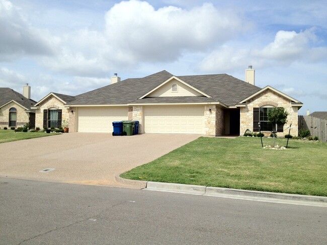 3BR / 2BA Duplex in Hewitt, Texas | Midway... - 3BR / 2BA Duplex in Hewitt, Texas | Midway... House