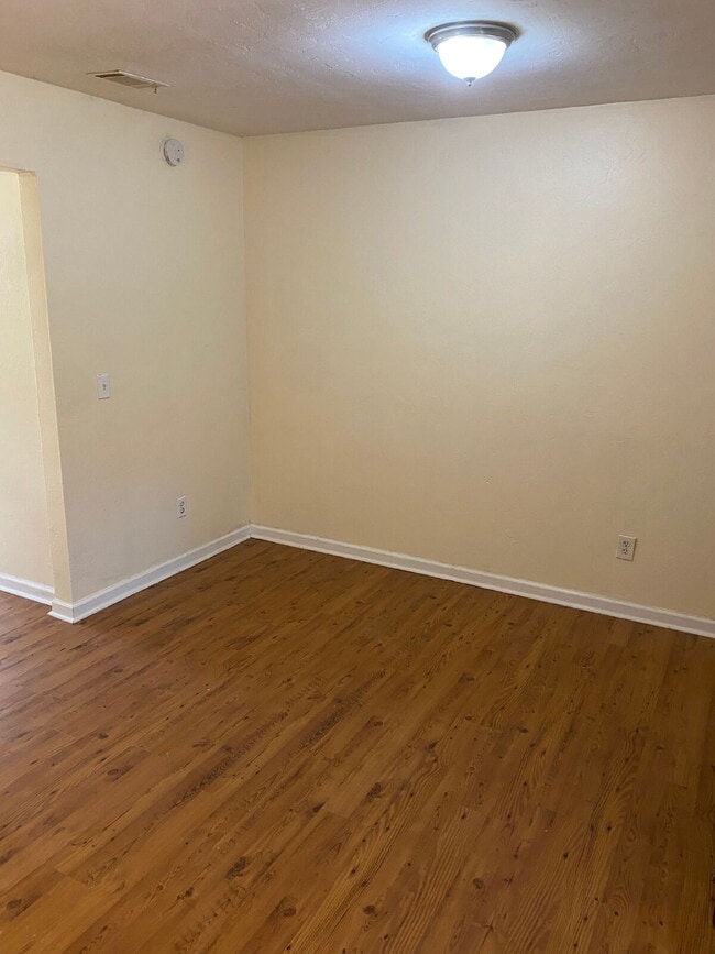 Photo - Gorgeous 3 Bedroom 2 Bathroom Single-Family!