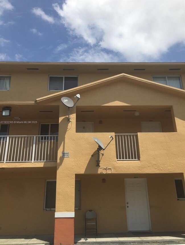 Photo - 7935 W 30th Ct Unidad 205 Rental