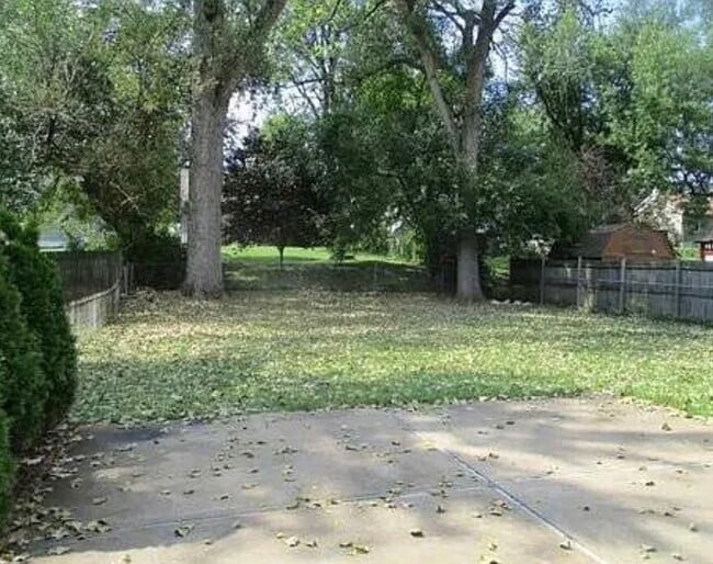 Photo - 7737 Clevedon St