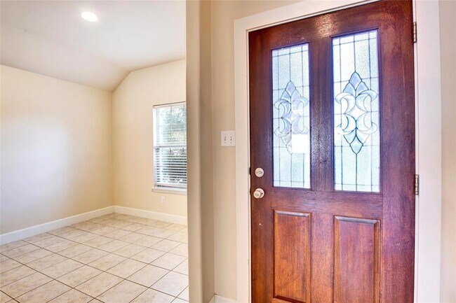 Photo - 356 Housefinch Loop