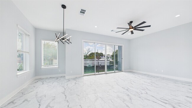 Photo - 3415 Daphne St