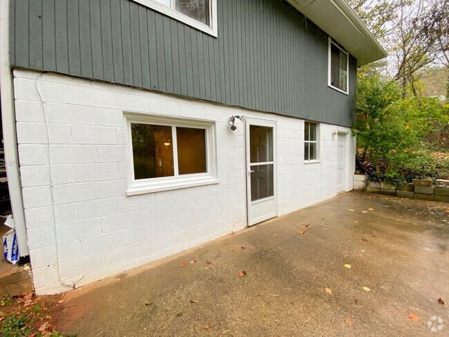 Building Photo - Tri-Plex Basement Apartment