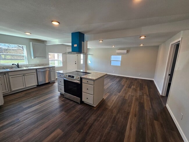 Photo - 2 Bedroom 2 bath home in Strawberry Plains/Knoxville with large garage, available Now!