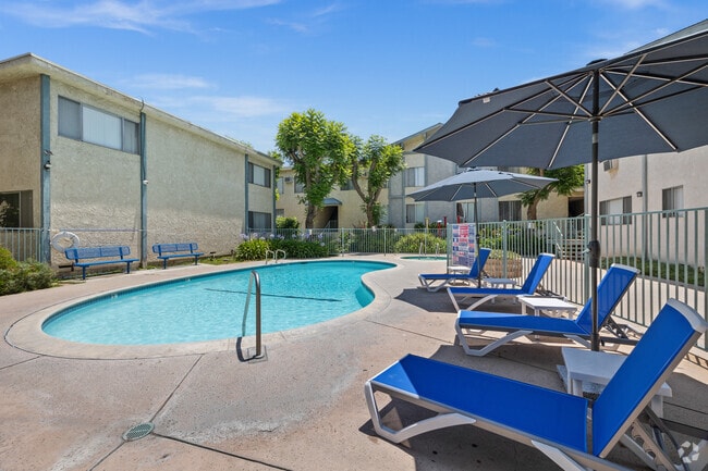 Pool & Jacuzzi - Woodridge Apartments