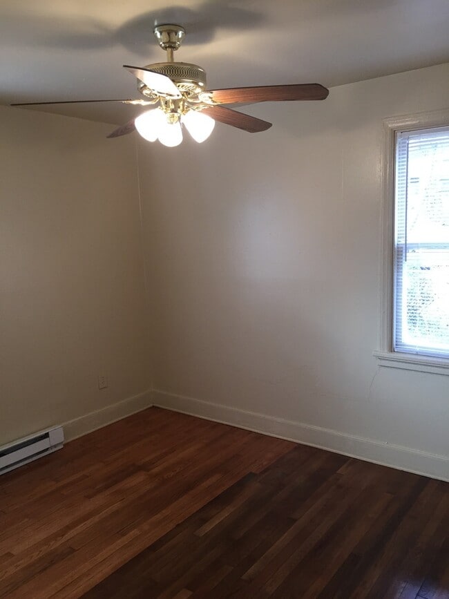 Photo - Adorable 3 bdrm/1bath House with Huge Back...