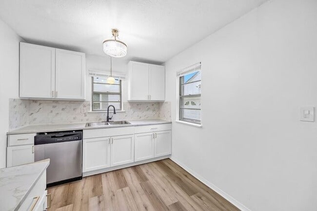 Photo - Stunning 5 Bed, 2 Bath Euclid Ohio!