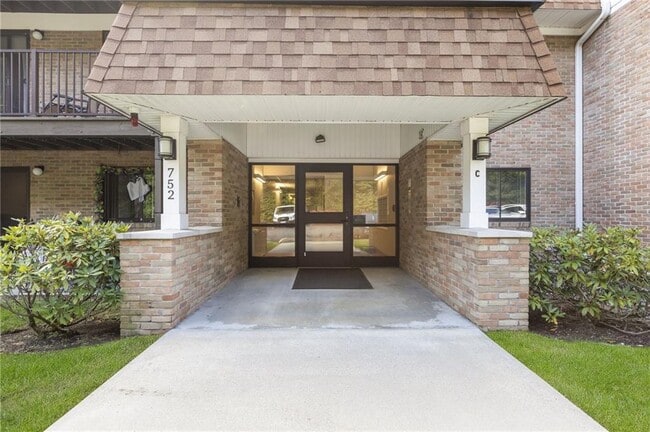 Building Photo - 752 Quaker Ln Unit C311 Rental