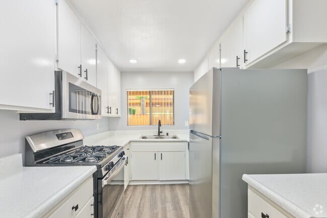 2BR, 2BA - 900SF - Kitchen