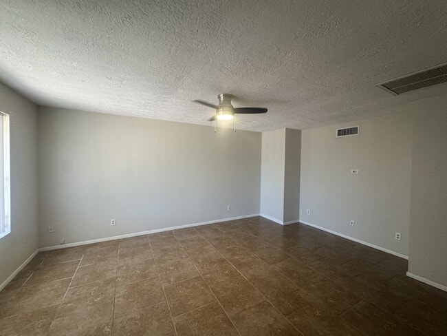 Building Photo - 935 Country Club Dr Rental