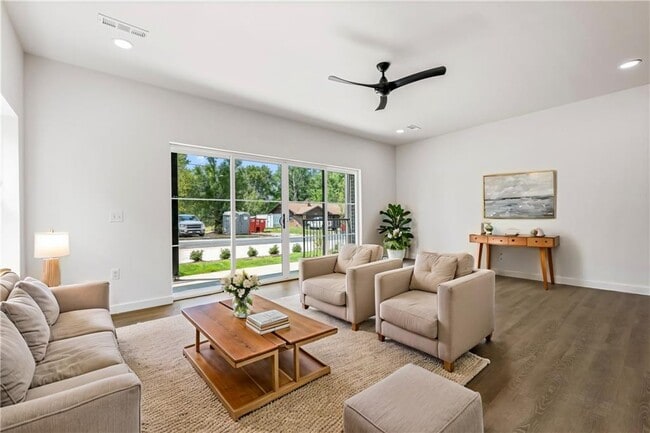 Photo - 949 SE 10th St