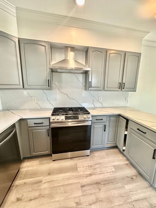 Photo - Modern 3 bedroom, 2.5 bathroom Townhome in Mapleleaf!